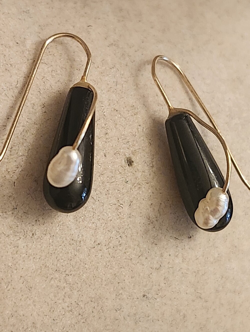 14kt Elegant Black Teardrop Pearl Accent Hook Earrings - Unbranded